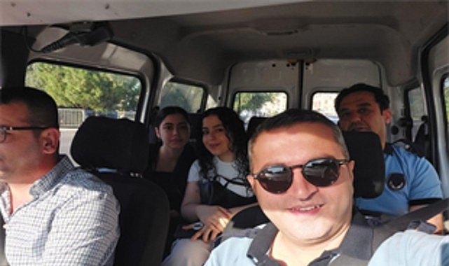İzmir'de YKS'de 21 Merkezde Zabıta Seferberliği: Geç Kalan Öğrenciler Araçlarla Sınava Yetiştirildi
