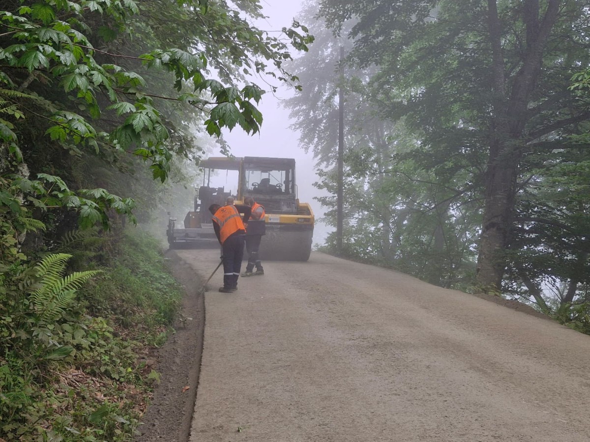 Trabzon Büyükşehir'den Yüksek Kesimlerde Yol Seferberliği: 4 İlçede Kuru Beton Çalışması