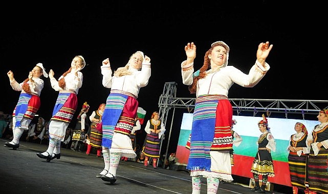 750 Dansçı Ayvalık'ta Buluştu: 6 Ülkeden 18 Ekip Kültür Köprüsü Kurdu