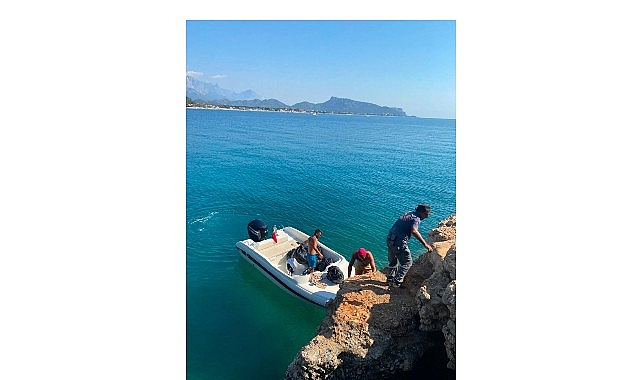 Kemer'in Gözde Koyu Alacasu'da Çevre Seferberliği: Belediye Ekipleri Botlarla Ulaşıyor