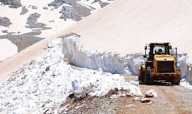 Antalya'da Haziran Ayında 10 Metrelik Kar: Yayla Yolları İçin Zorlu Mücadele
