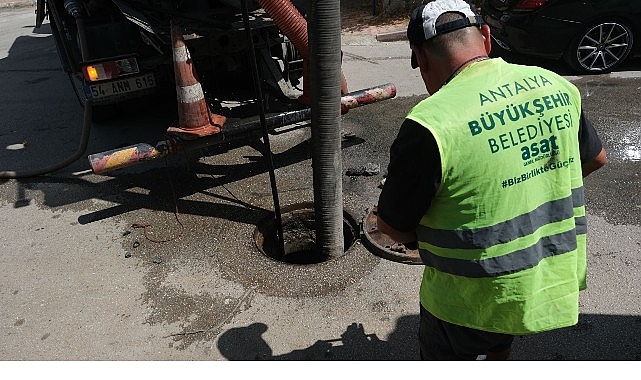 Antalya'da 80 Milyon TL'lik Altyapı Seferberliği: Kanalizasyon Temizliği ve Kapak Düzenleme Çalışmaları