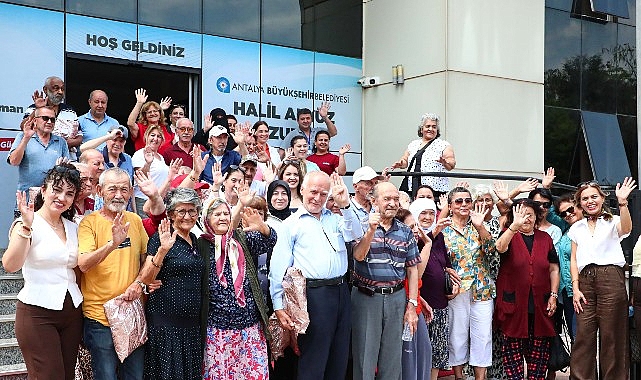 Babalar Günü'nde Huzurevi Sakinlerine Duygu Dolu Ziyaret: El Emeği Hediyeler ve Gözyaşları