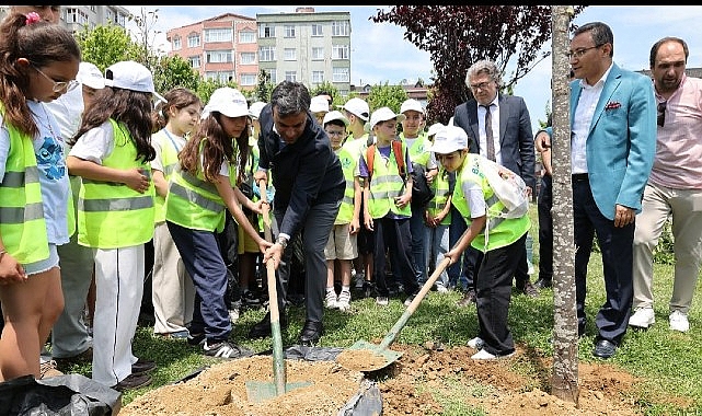 Bağcılar'da Minikler Atık Malzemelerle Sıfır Atık Defilesi Düzenledi