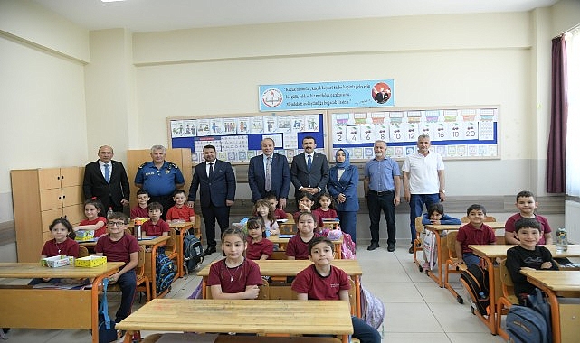 Başkan Çırpanoğlu'ndan Öğrencilere Sürpriz: Karne Heyecanına Ortak Oldu