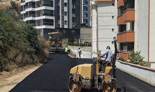 Başkan Deviren'den Hisar Mahallesi'nde Asfalt Serim Çalışmalarına Bizzat Katılım