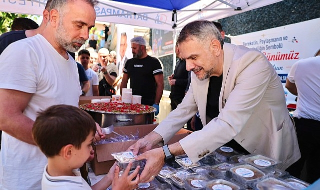 Bayrampaşa'da 10 bin kişiye aşure ikramı: Başkan Vekili Akın kazan başında