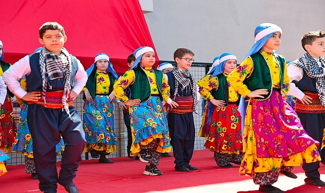 Bayrampaşa'da Karne Heyecanı: Başkan Vekili İbrahim Akın Öğrencilerin Sevincine Ortak Oldu