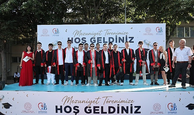 Bayrampaşa'da Liselere İlk Kez Düzenlenen Mezuniyet Törenleri Büyük İlgi Gördü