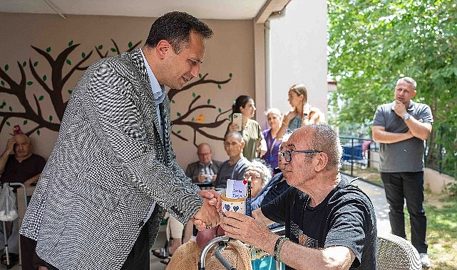 Bornova'da Babalar Günü'nde kuşaklar bir araya geldi: Miniklerden huzurevine moral