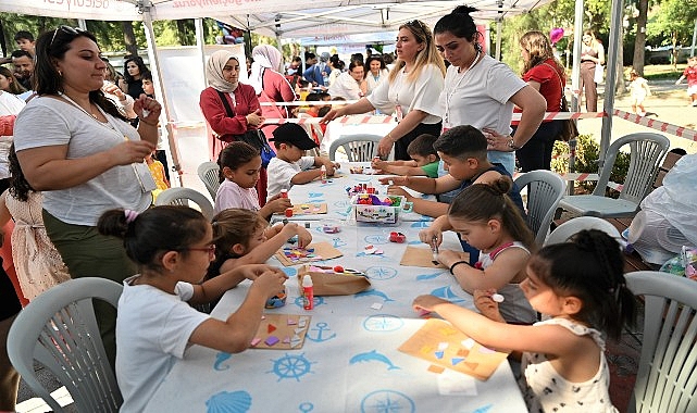 Bornova'da Çocuk Şenliği Büyükpark'ta Binlerce Katılımcıyla Karnavala Dönüştü