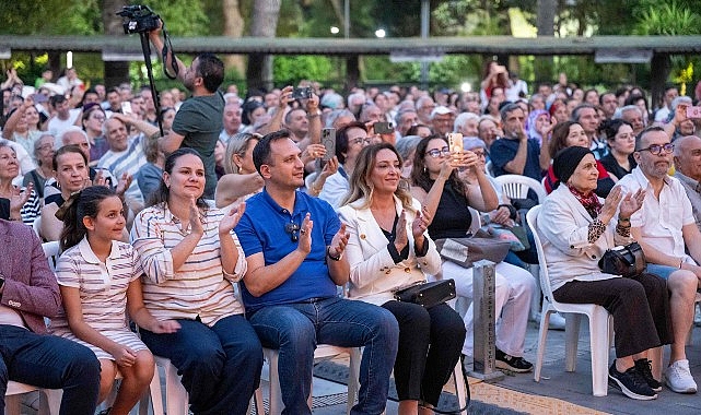 Bornova'da 5. Halk Dansları Festivali: 'Kaşıkların Ritmi' Yörük Kültürünü Yaşattı