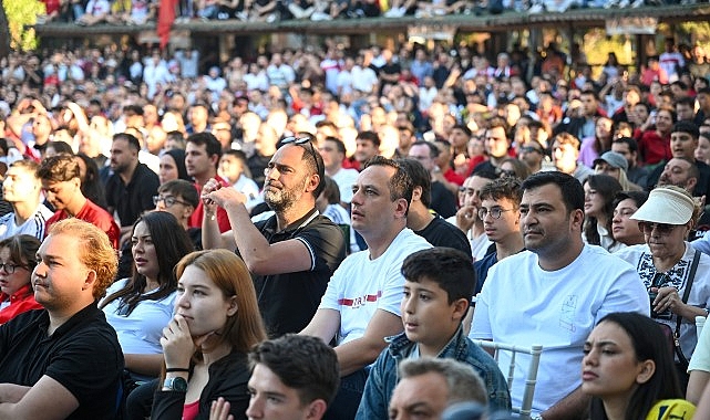 Bornova'da Milli Coşku: Dev Ekranlarla A Milli Takım'a Destek