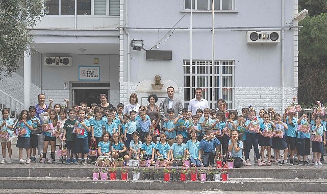 Bornova'da minik öğrencilere çilek fidesi: Doğayla buluşan çocuklar