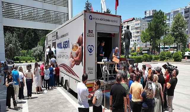Antalya Büyükşehir Belediyesi'nden 19 ilçede aşure ikramı başladı