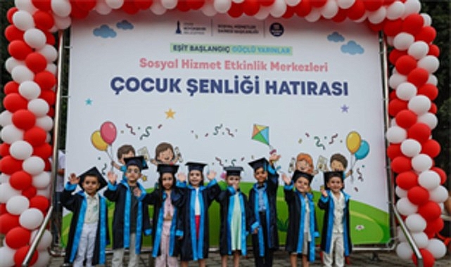 İzmir'de çocuklara unutulmaz yıl sonu şenliği: 36-66 ay arası minikler doyasıya eğlendi