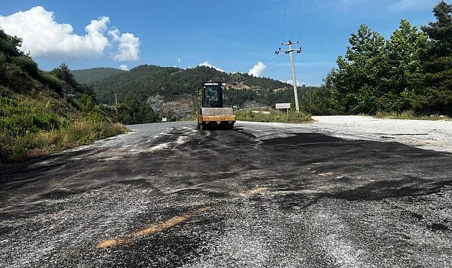 Antalya Büyükşehir Belediyesi Alanya'nın Kırsal Yollarını Yaza Hazırlıyor: 10 Mahallede Bakım ve Asfalt Çalışması