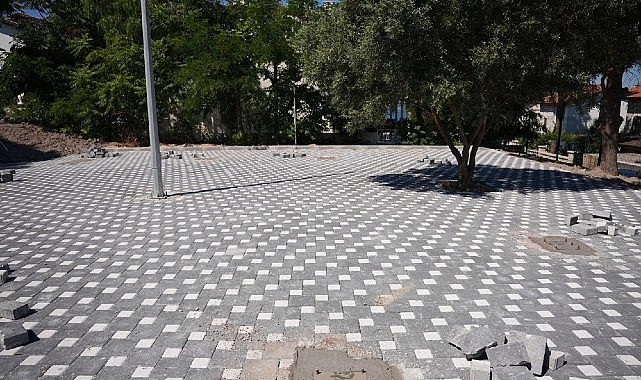 Çeşme'de Park ve Spor Alanlarında Büyük Yenileme: 6 Bin Metrekare Kauçuk Zemin Değişiyor