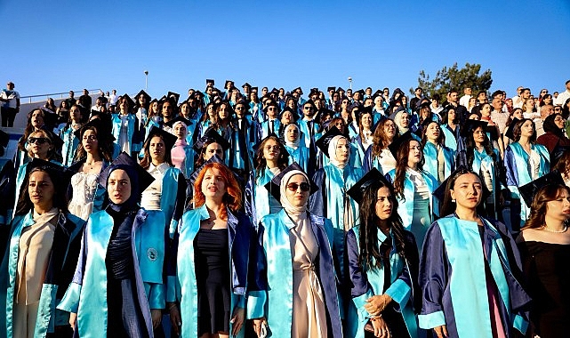 İkiz Kardeşlerin Damga Vurduğu DEÜ Hemşirelik Fakültesi Mezuniyet Töreni
