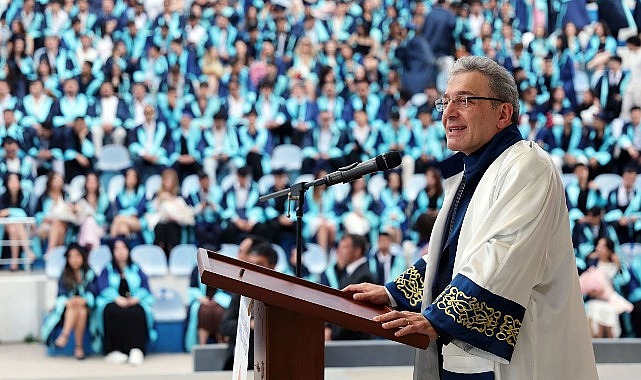 DEÜ İzmir Meslek Yüksekokulu'nda 300 Bini Aşkın Mezuna Bir Yenisini Ekledi