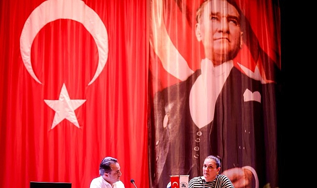 DEÜ Talks'ta Kültür Yönetimi Uzmanı Tuna Ortaylı Öğrencilerle Buluştu