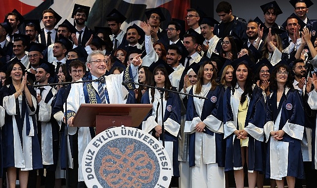 DEÜ Tıp Fakültesi 48. Dönem Mezunlarını Uğurladı: 500'den Fazla Yeni Hekim Sahaya Çıkıyor