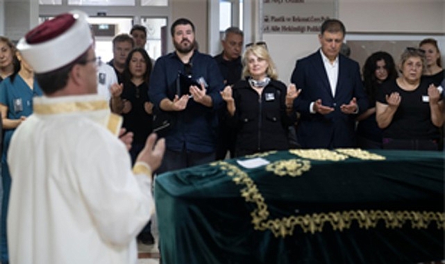 İzmir'de 40 Yıllık Hekim Dr. Ömer Cem Şenakaylı'ya Gözyaşlarıyla Veda