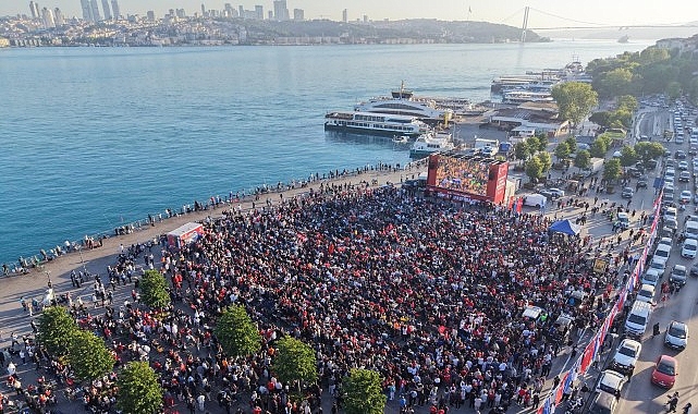 On Binlerce Kişi Dev Ekranlarda Milli Maç Coşkusunu Paylaştı
