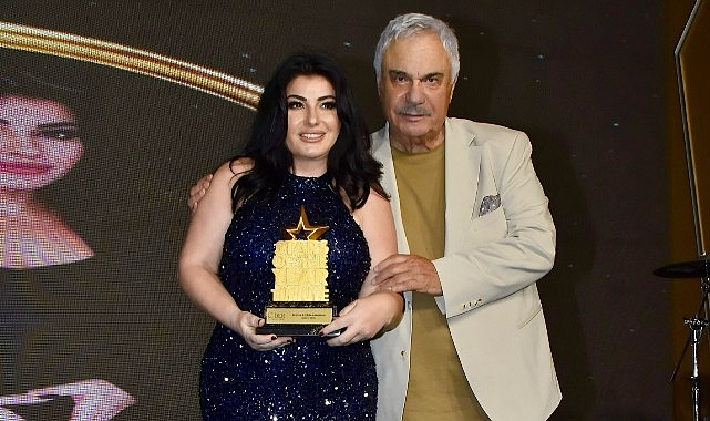 Ebru Torun'a Ödülünü Usta Oyuncu Halil Ergün Verdi