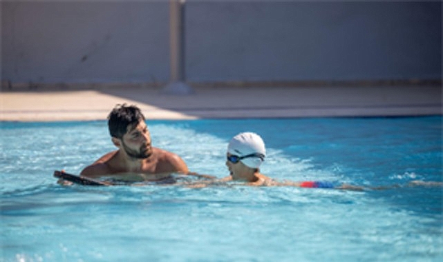 İzmir Büyükşehir Belediyesi'nden Ücretsiz Yaz Spor Okulları: 23 Branşta Binlerce Kişi Sporla Buluşuyor