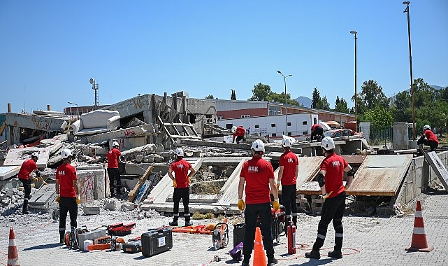 Bornova BAK Ekibi Deprem Tatbikatında Saniyelerle Yarıştı: Her An Göreve Hazırlar