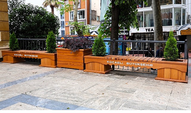 Kocaeli'de Fevziye Cami Meydanı'na estetik yenileme: Yeni banklar ve saksılar