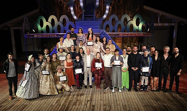 Genç NKT, Shakespeare'in "Bir Yaz Gecesi Rüyası" ile Ayakta Alkışlandı
