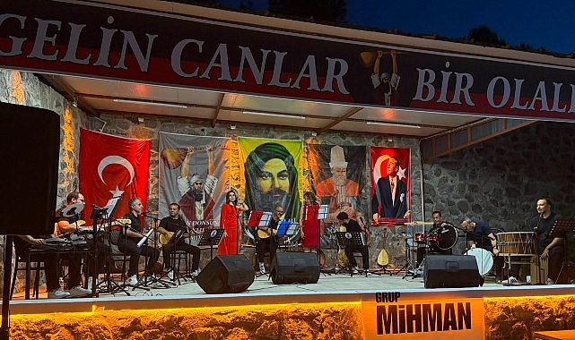 Grup Mihman'dan Dikili'de Unutulmaz Türkü Gecesi: 90 Dakika Boyunca Gönüllerden Dile Aktı