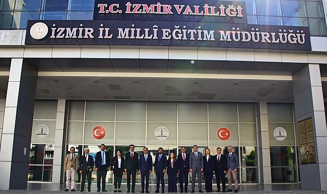 Hayat Boyu Öğrenme Genel Müdürü Dr. Emre Topoğlu ve Beraberindeki Heyet İzmir'de Çeşitli Ziyaretler Gerçekleştirdi
