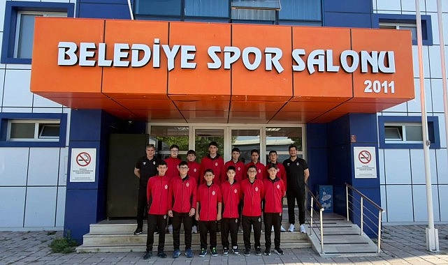 İnegöl Belediyespor Midi Erkekler Voleybol Takımı Türkiye Şampiyonası'nda Zorlu Rakiplerle Karşılaşacak