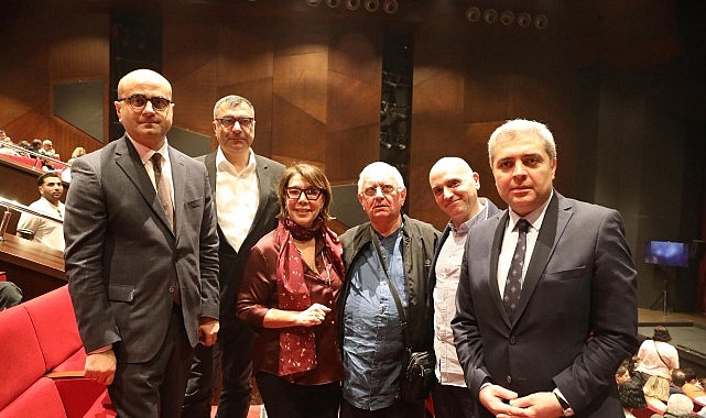 Gürcistan'ın Efsanevi Tiyatrosu İstanbul'da: 'Zincire Vurulmuş Prometheus' Sahnelendi