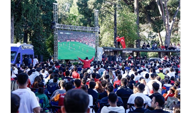 İzmir'de Dünya Kupası Coşkusu: Dev Ekranlarda Binler Bir Araya Geldi