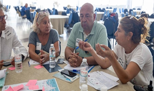 İzmir'de Yurttaş Meclisi Başladı: 30 İlçede 90 Oturumla Katılımcı Demokrasi