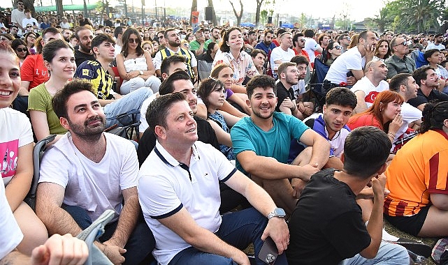 Kadıköy'de Dünya Kupası Coşkusu: Kalamış 39 Gün Boyunca Dev Ekranla Futbolseverleri Ağırlayacak