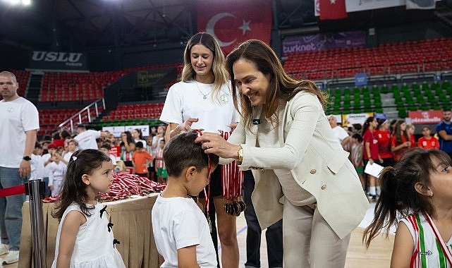Karşıyaka'da 3 Bin 500 Gencin Katıldığı Kış Spor Okulları Görkemli Törenle Sona Erdi