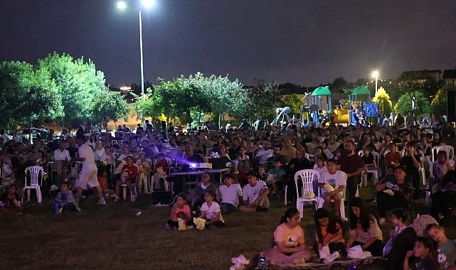 Kartepe'de Açık Hava Sineması: Miniklere Patlamış Mısırlı Film Keyfi