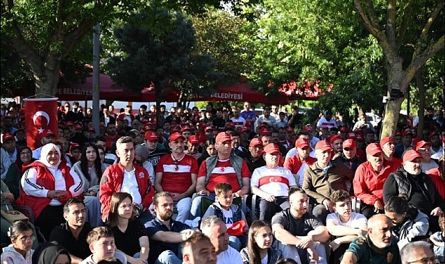 Kartepe'de Milli Maç Coşkusu: Dev Ekranda Tek Yürek Oldular