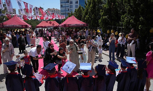Keçiören'de Minikler Mezuniyet Heyecanı Yaşadı: Kep Attılar, Pastalarını Kestiler