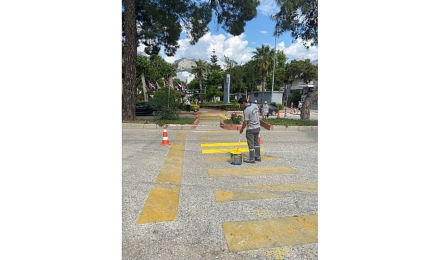 Kemer'de Yaya Geçitleri Yeniden Boyanıyor: Trafik Güvenliği Artırılıyor
