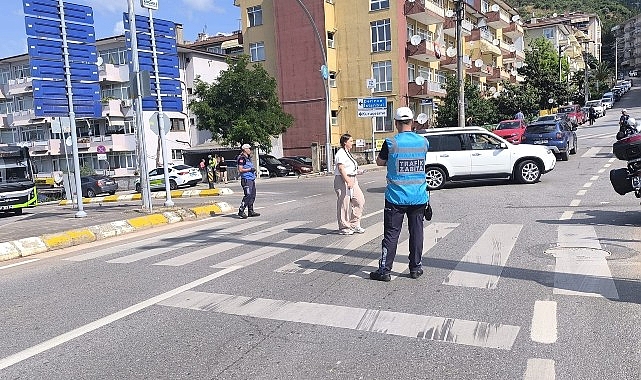 Kocaeli Zabıtası YKS'de Geç Kalan Adayları Sınav Merkezlerine Yetiştirdi
