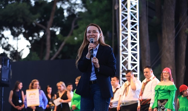 Konak'ta 20. Halk Oyunları Şenliği: 400 Dansçıdan Büyüleyici Gösteri