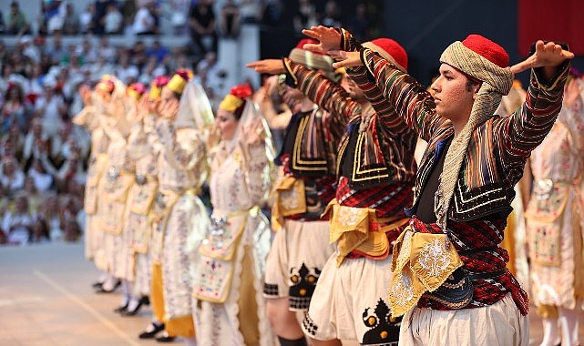 Konak'ta 20. Halk Oyunları Şenliği: 400 Dansçı, 12 Yöre Kültürpark'ta Buluşuyor