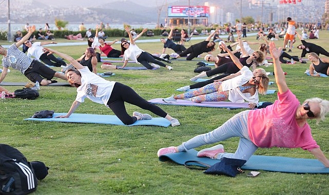 Kordon'da Gün Batımı Eşliğinde Spor Keyfi: Yoga, Pilates ve Aerodans