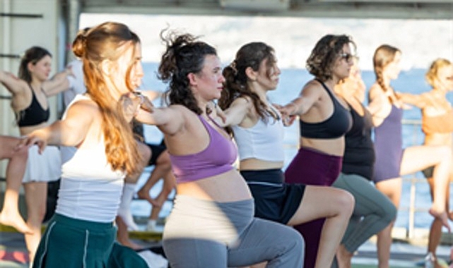 İzmir Körfezi'nde Gün Batımında 400 Kişiyle Toplu Yoga Deneyimi